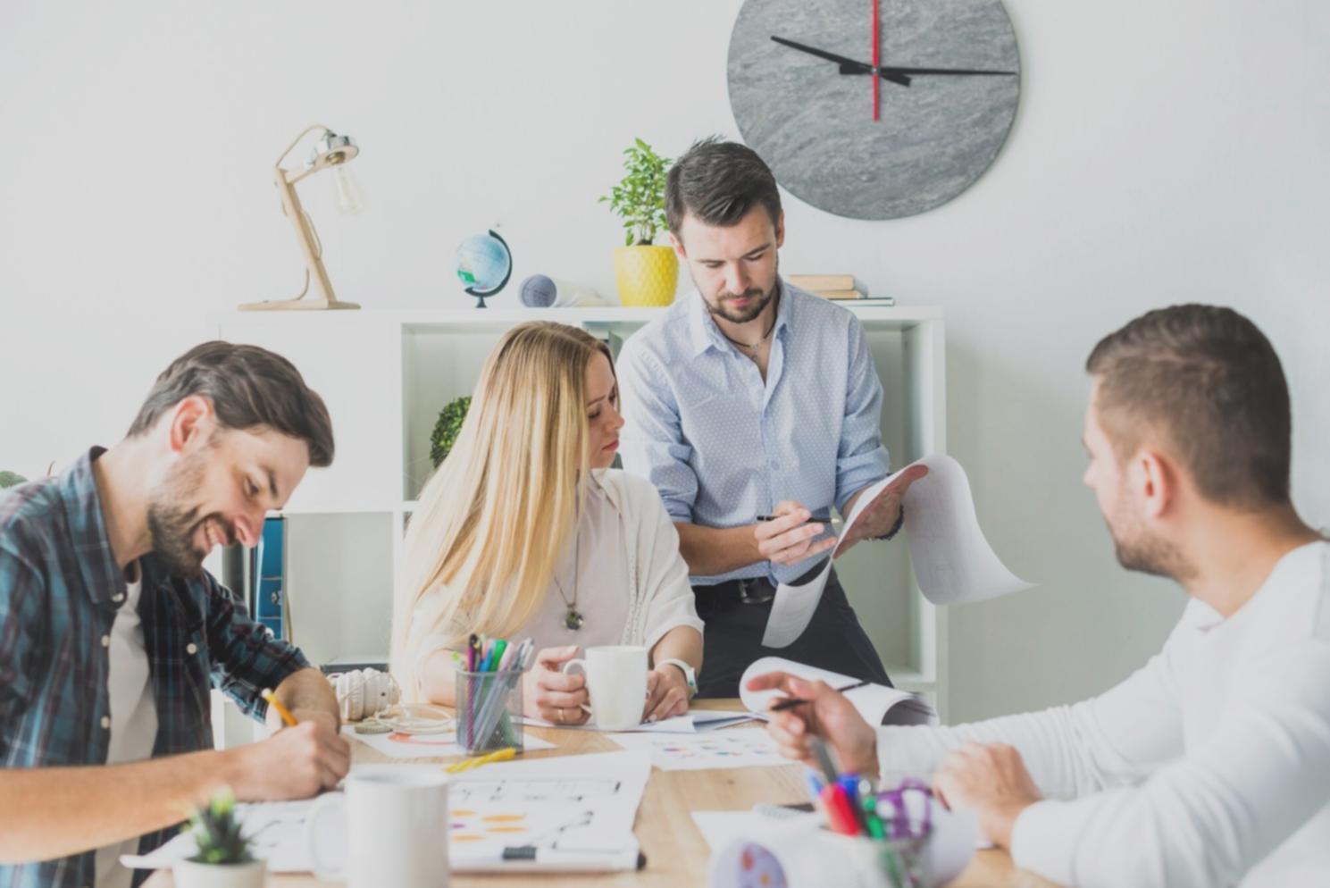 Espacio de formación moderno con equipamiento tecnológico para análisis financiero
