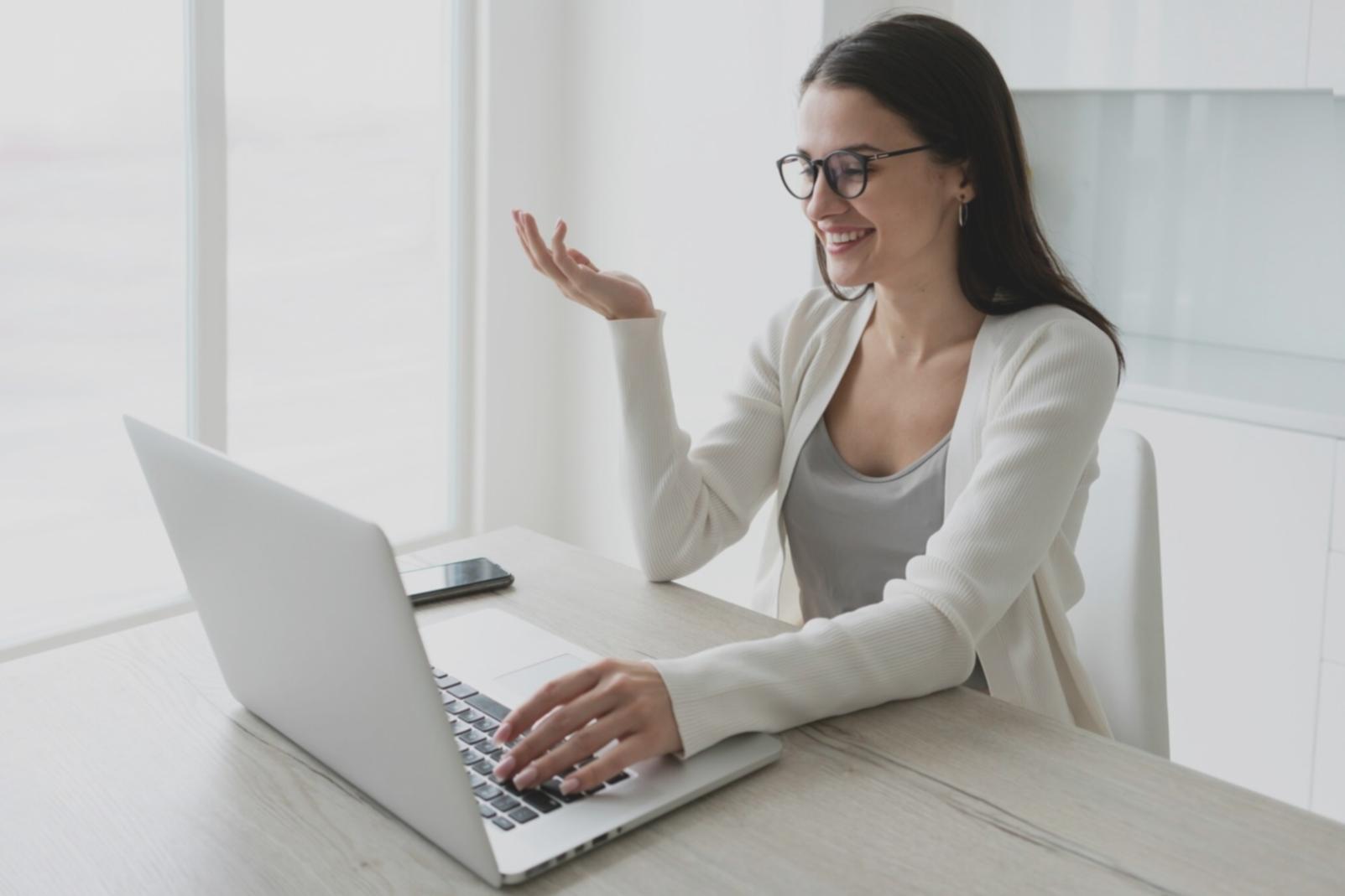 Profesionales trabajando en análisis financiero con múltiples pantallas mostrando gráficos y datos