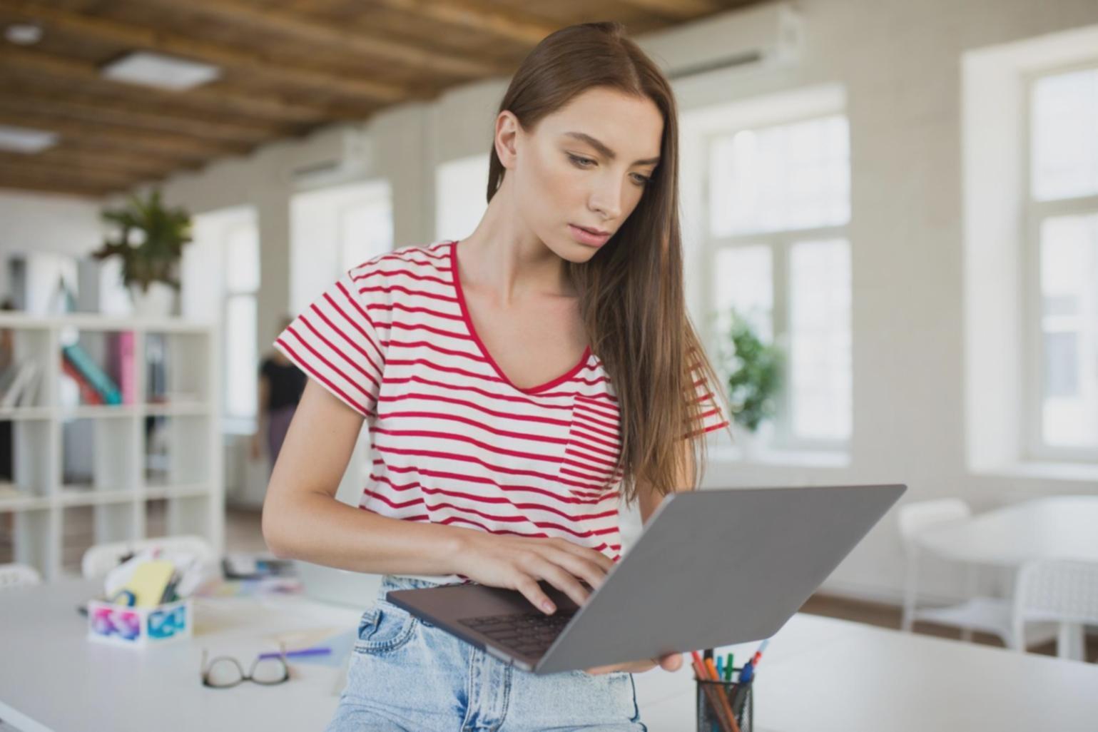 Especialista en análisis financiero trabajando con múltiples monitores y gráficos